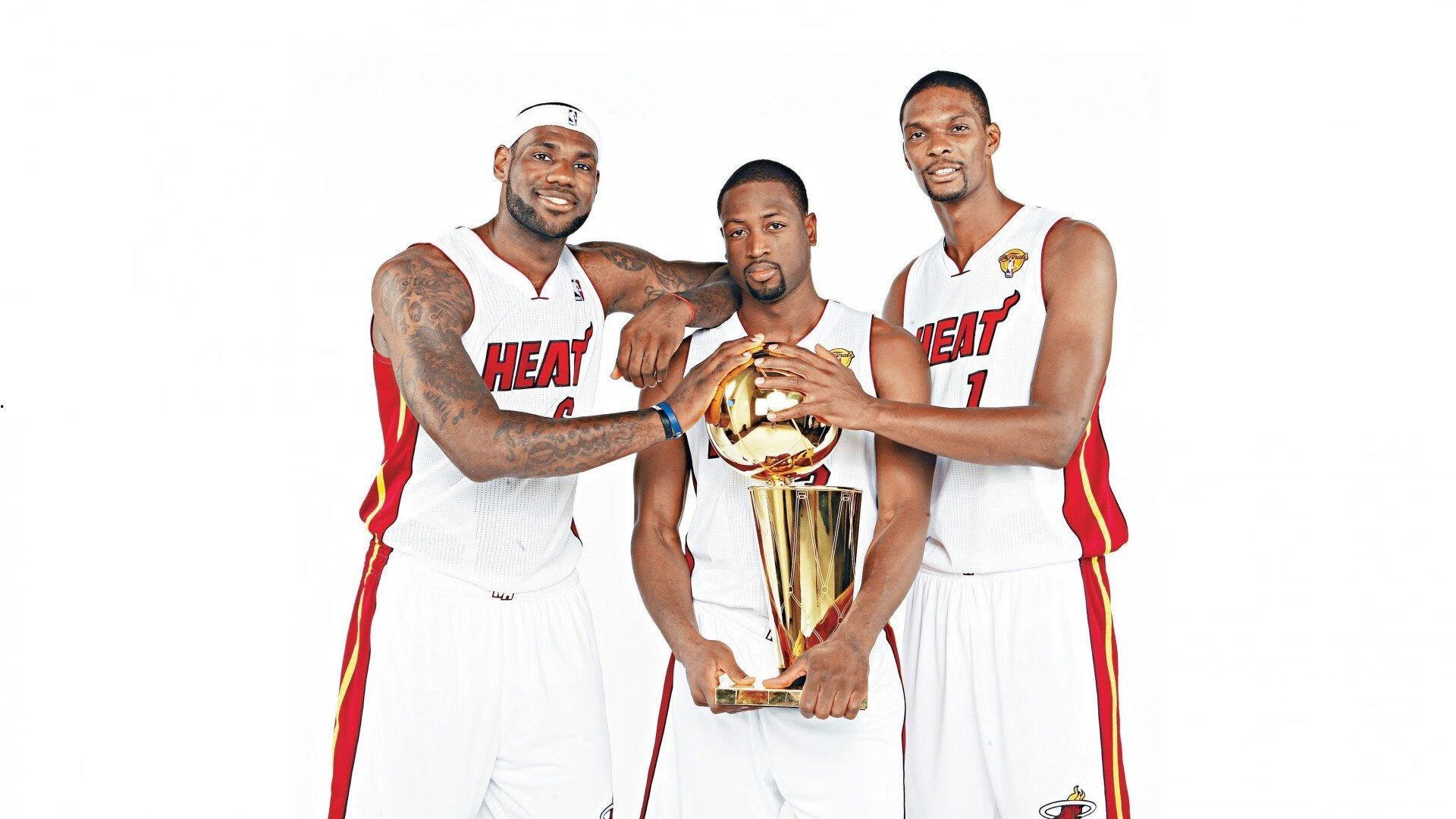 【华体会赛事平台】吉米·巴特勒以别致造型亮相时尚盛典，球迷惊叹不已